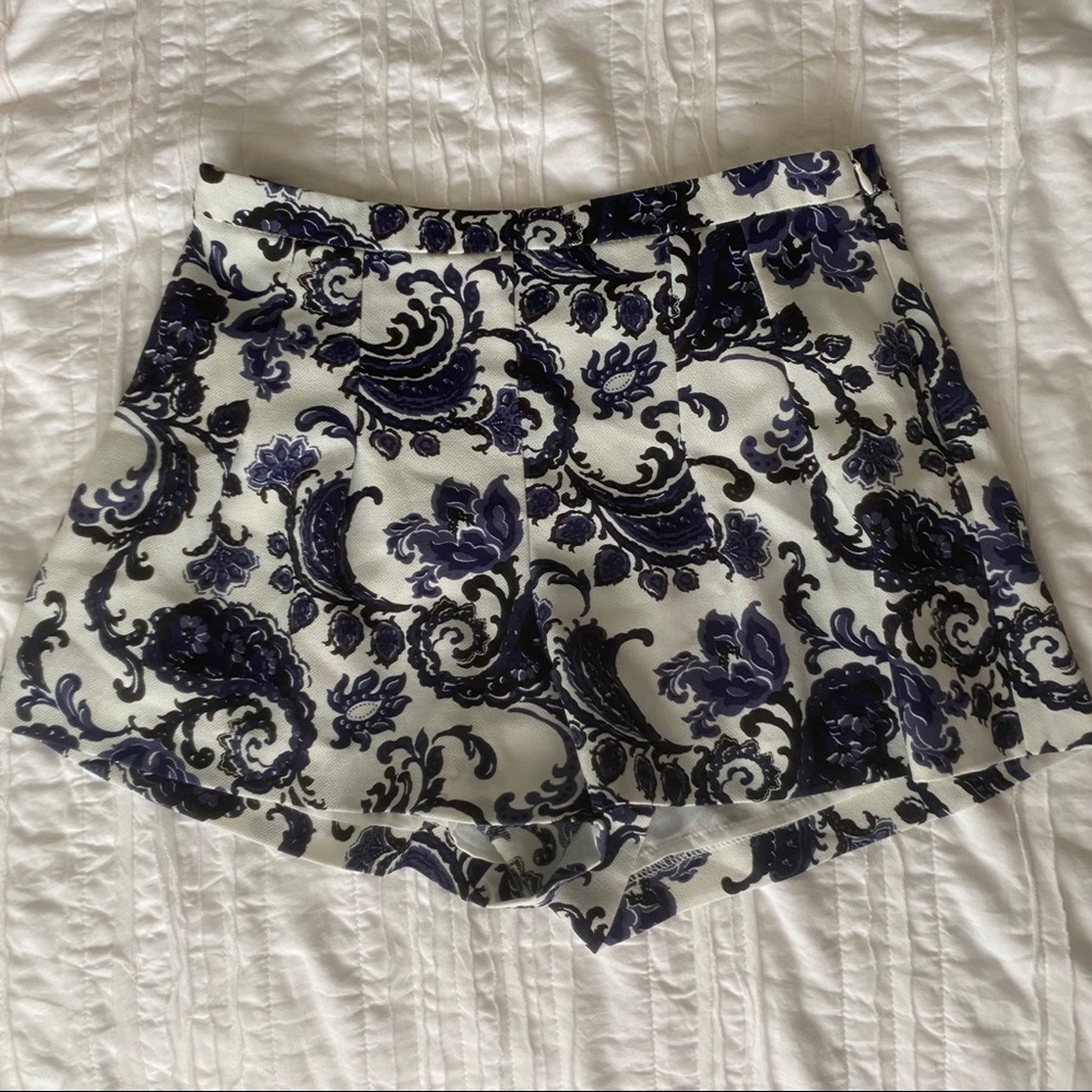 Patterned shorts! - Picture 3 of 5